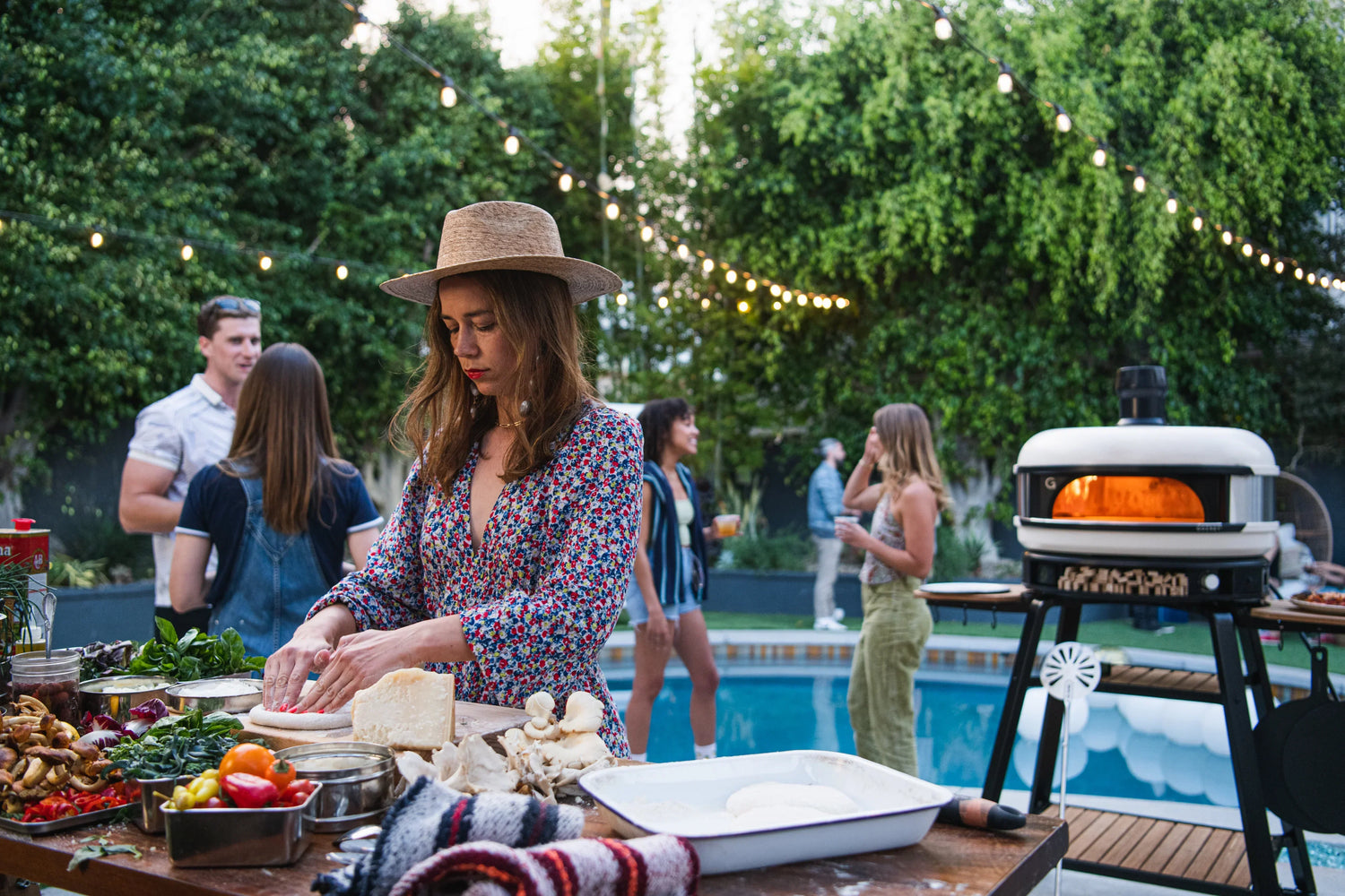 outdoor kitchen with a pizza oven